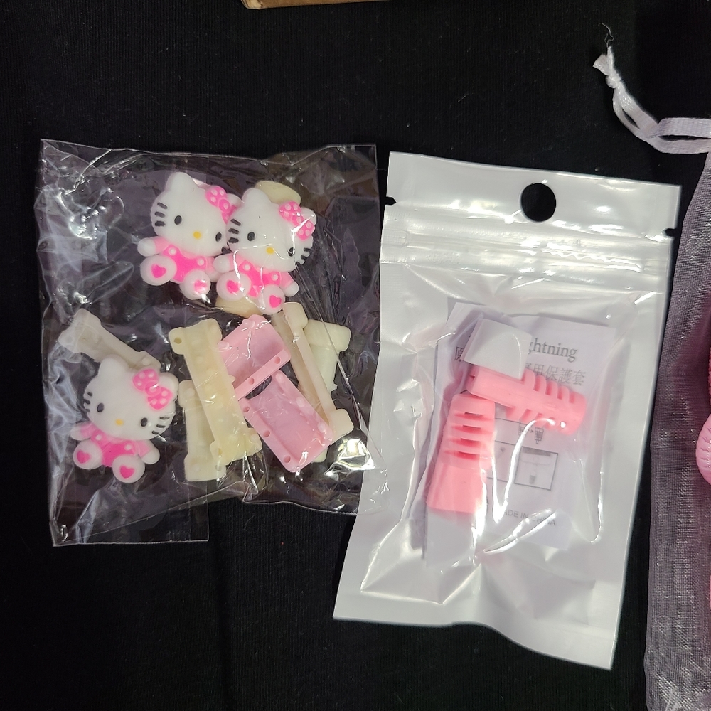 Hello Kitty phone cable cover - Picture 3 of 7